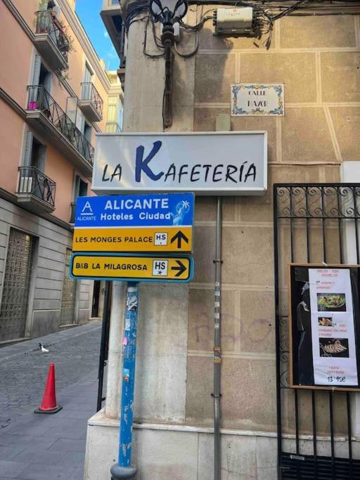 Charming & Spacious Apartment In Historic Centre & Short Walk To Beach Alicante Buitenkant foto