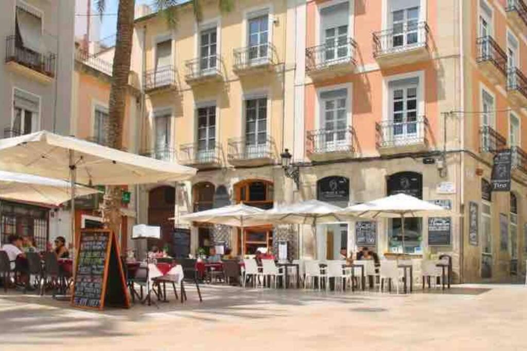 Charming & Spacious Apartment In Historic Centre & Short Walk To Beach Alicante Buitenkant foto