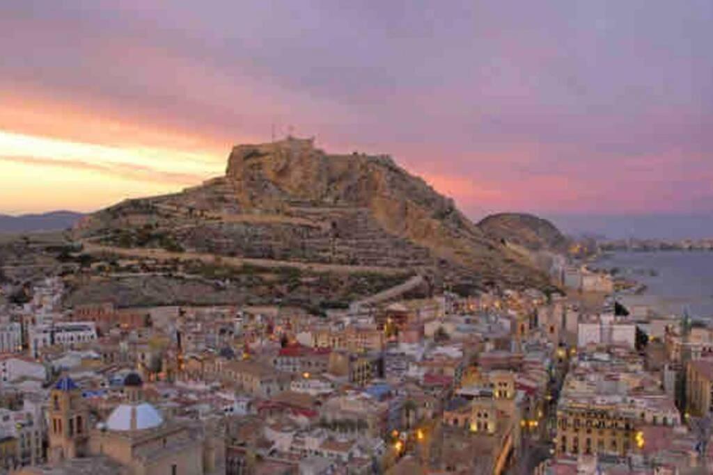 Charming & Spacious Apartment In Historic Centre & Short Walk To Beach Alicante Buitenkant foto