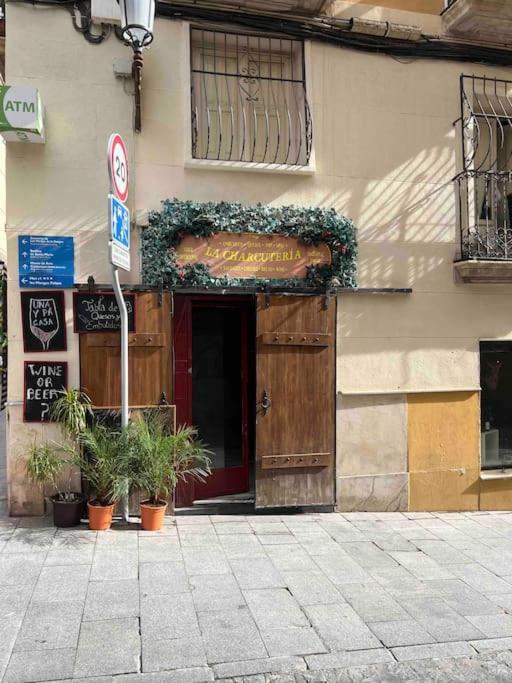 Charming & Spacious Apartment In Historic Centre & Short Walk To Beach Alicante Buitenkant foto